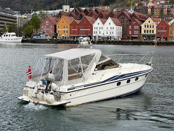Fairline Targa 33 2 x Volvo Penta D4 225 fra 2017 - 165 gangtimer. Baugtrøster 4 of 5