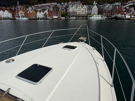 Fairline Targa 33 2 x Volvo Penta D4 225 fra 2017 - 165 gangtimer. Baugtrøster 8 of 30