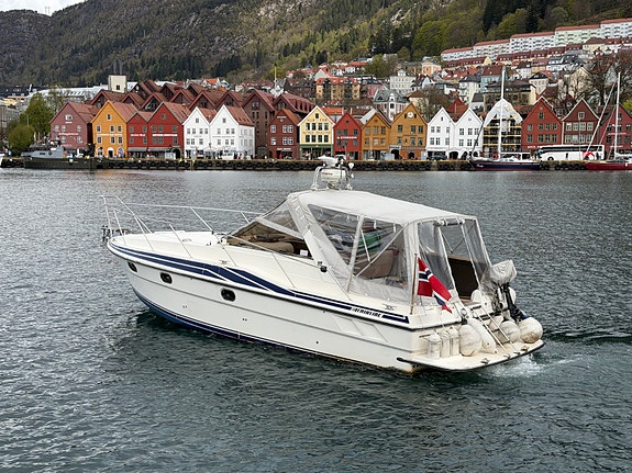 Fairline Targa 33 2 x Volvo Penta D4 225 fra 2017 - 165 gangtimer. Baugtrøster 2 of 5