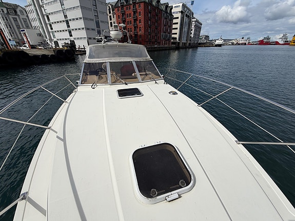 Fairline Targa 33 2 x Volvo Penta D4 225 fra 2017 - 165 gangtimer. Baugtrøster 10 of 30
