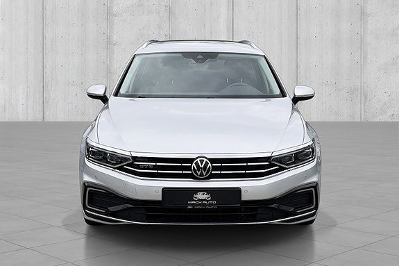 Volkswagen Passat 2 of 5