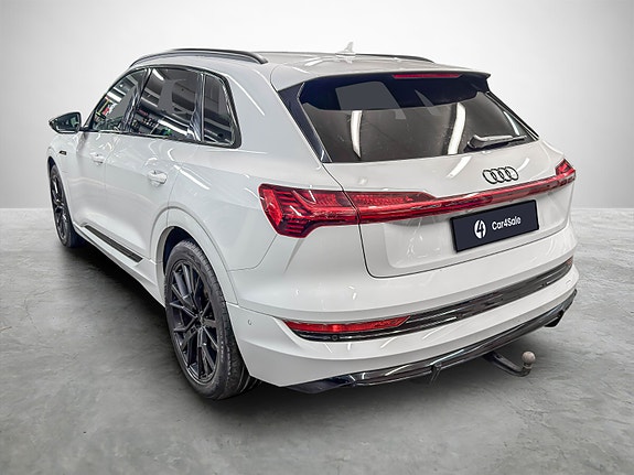 Audi e-tron 3 of 5