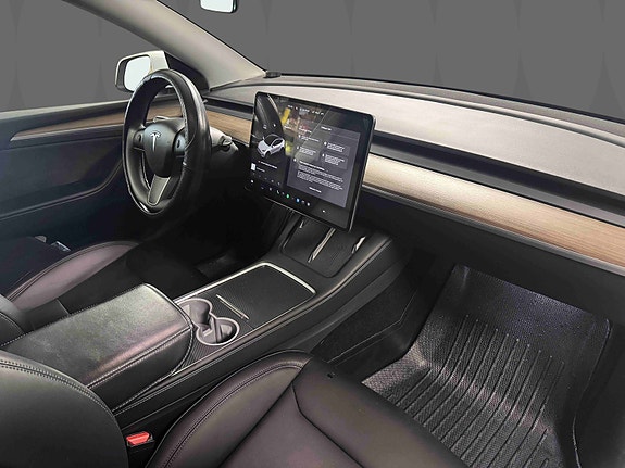 Tesla Model Y 5 of 14