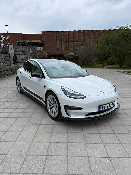 Tesla Model 3 4 of 5
