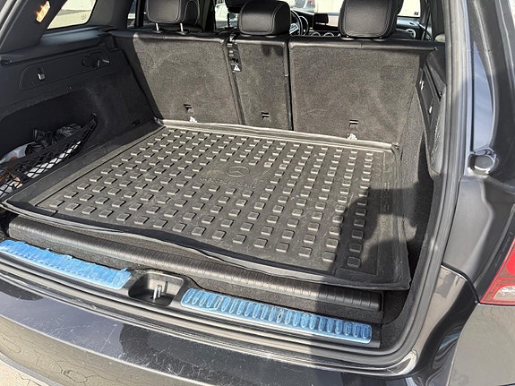 Mercedes-Benz GLC300 e 11 of 30