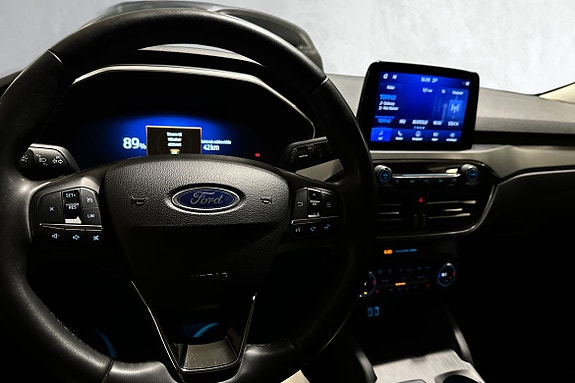 Ergonomisk ratt med integrerte kontroller og tydelig Ford-logo.