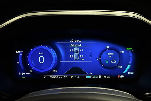 Oversiktlig digital speedometer og drivstoffmåler i høyoppløselig display.