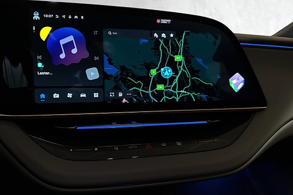Intuitiv infotainment med navigasjon og trådløs smartintegrasjon.