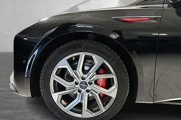 Detaljfokus på 19" aluminiumsfelger og sportslige bremseskiver.