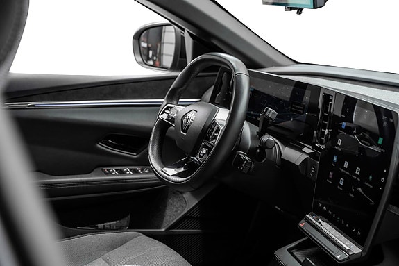 Digitalt dashbord og touchscreen for enkel tilgang til funksjoner.