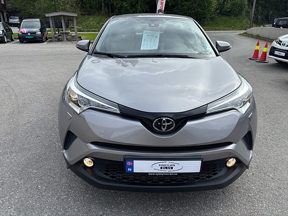 Toyota C-HR 2 of 5