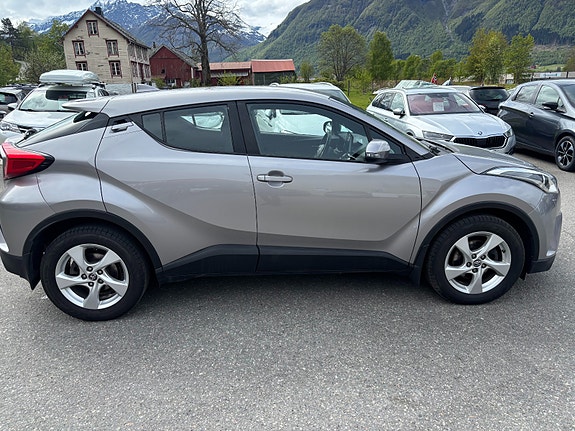 Toyota C-HR 4 of 5