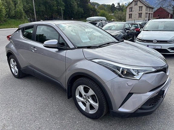 Toyota C-HR 3 of 5