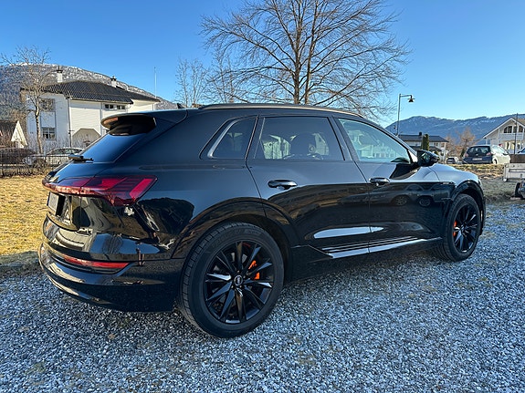 Audi e-tron 4 of 5