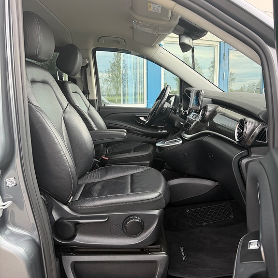Mercedes-Benz V300 d 21 of 30