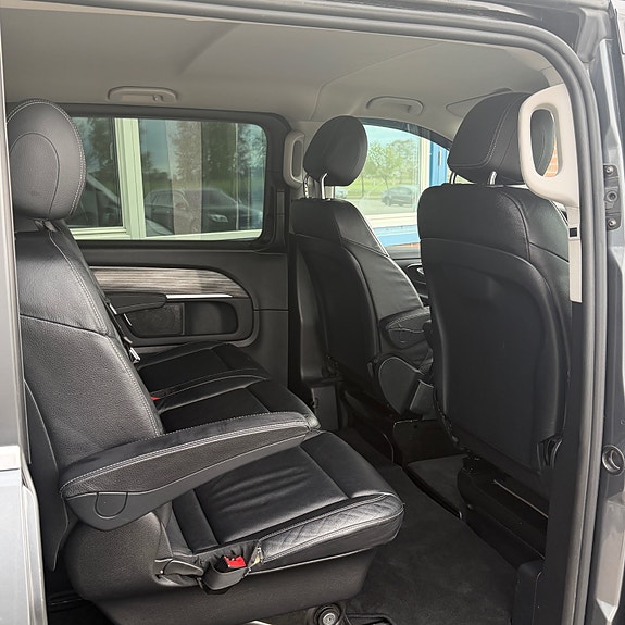 Mercedes-Benz V300 d 28 of 30
