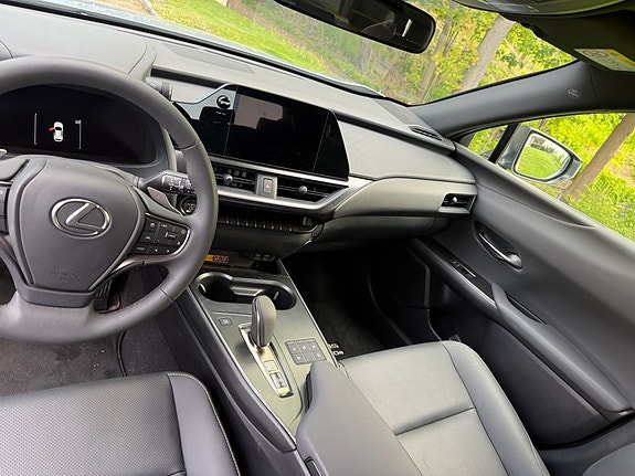 Lexus UX300e 3 of 15