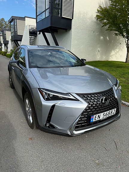 Lexus UX300e 2 of 15