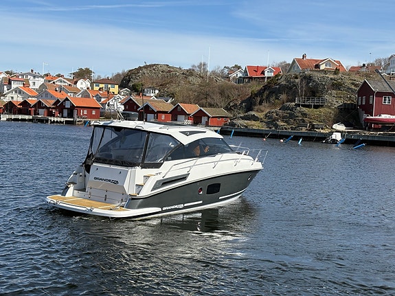 2013 (2015)   Topp Utstyrt, Baug/Hekkthrustere, Zipwake,  Skipsregistert 5 of 5