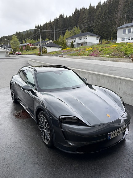 Porsche Taycan Cross Turismo 2 of 5