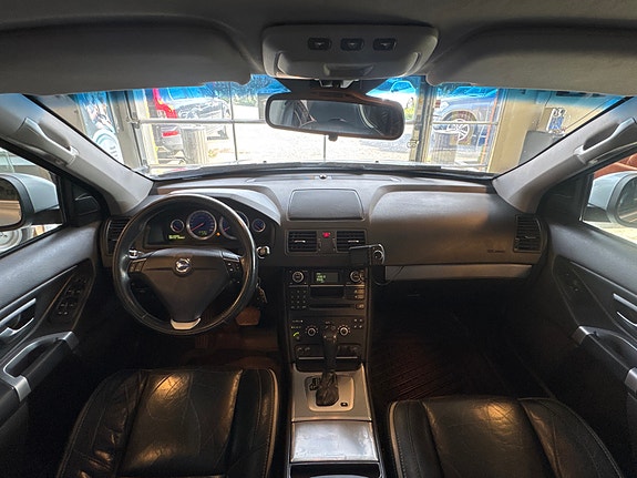 Volvo XC90 10 of 16