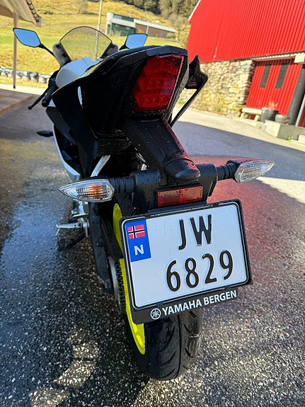 Yamaha YZF-R 125 3 of 5