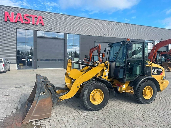 Cat 906M