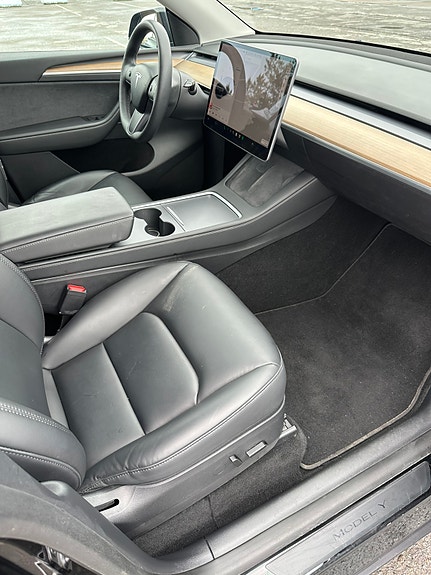 Tesla Model Y 9 of 13