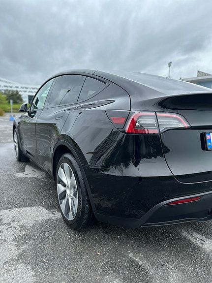 Tesla Model Y 4 of 13