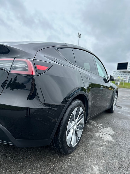 Tesla Model Y 6 of 13