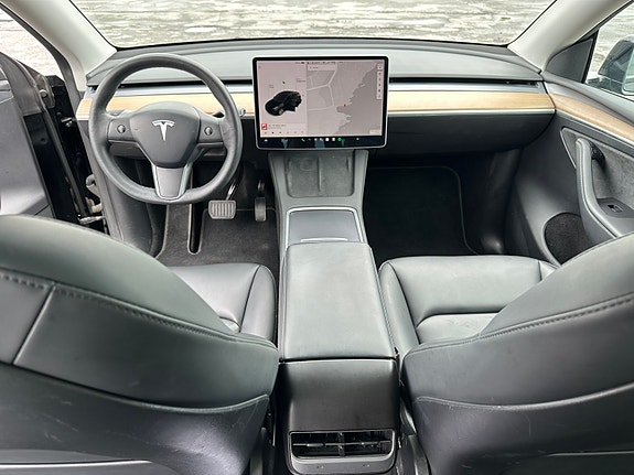 Tesla Model Y 7 of 13