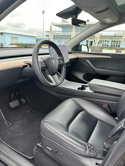 Tesla Model Y 8 of 13