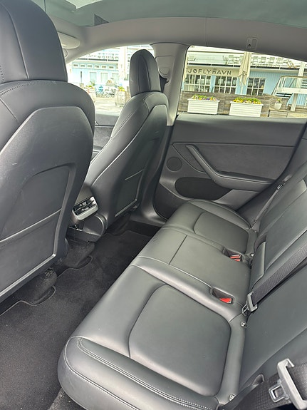Tesla Model Y 10 of 13