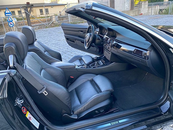 BMW 320i 17 of 30