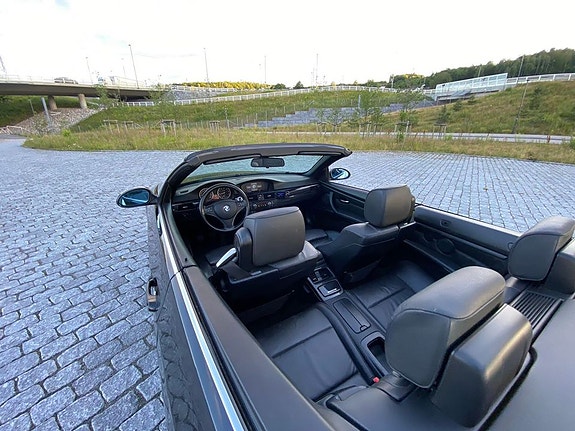 BMW 320i 26 of 30