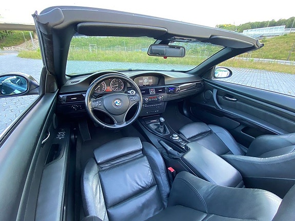 BMW 320i 24 of 30