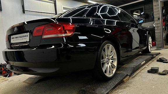 BMW 320i 4 of 30