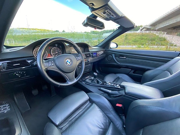 BMW 320i 25 of 30