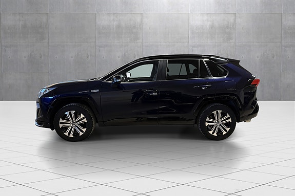 Toyota RAV4 Plug-in Hybrid 2 of 5