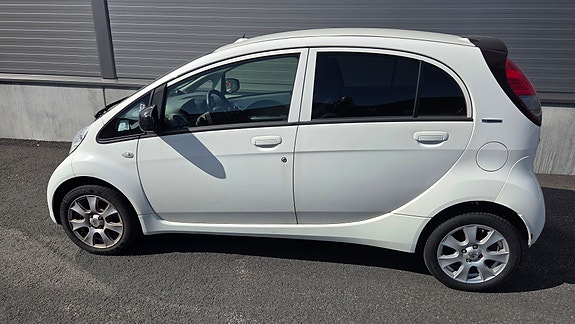 Peugeot iOn 2 of 4