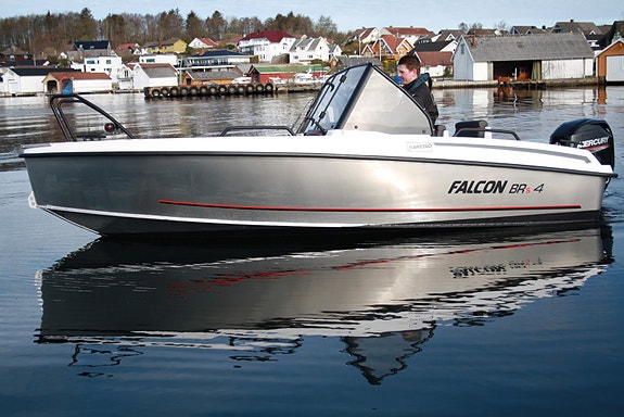 Overligger. Ny 24 mod. Falcon BRs4 m/Mercury F60 ELPT på lager!
