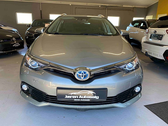 Toyota Auris 2 of 5