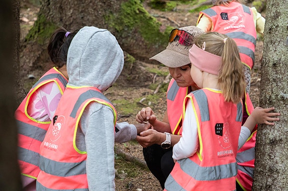 Vi utforskar naturen rundt oss saman med barna