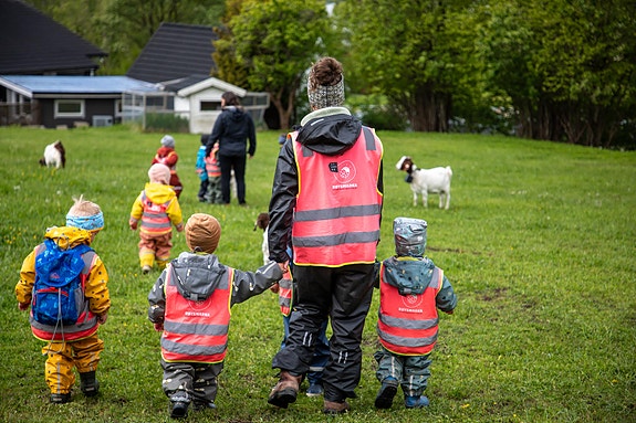 Av og til går vi på gardsbesøk der barna får nærkontakt med dyr