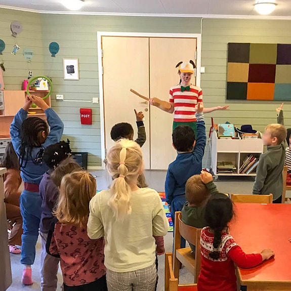 Vi har eit variert pedagogisk opplegg med engasjerte og leikande vaksne