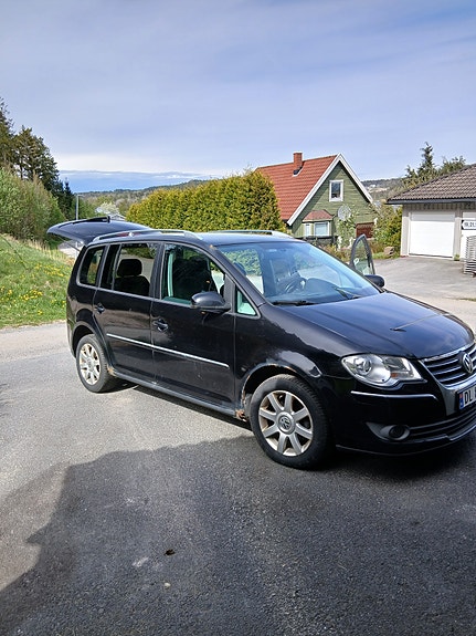 Volkswagen Touran 2 of 5