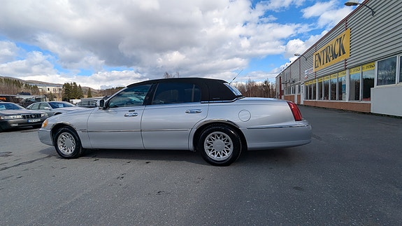 Lincoln Town Car 16 of 30