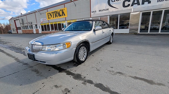 Lincoln Town Car 5 of 5