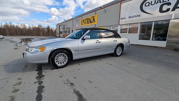 Lincoln Town Car 7 of 30