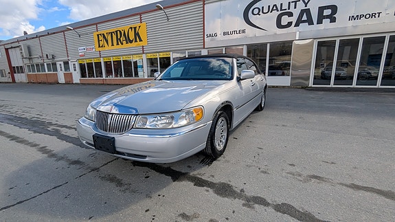 Lincoln Town Car 6 of 30